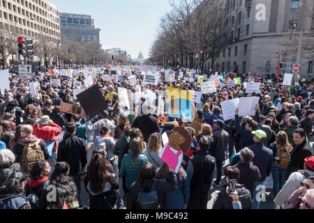 Washington, DC. 24. April 2018. Hunderttausende von Studenten und andere schlossen sich die massive Rallye an der Pennsylvania Avenue verlangt, dass die Sicherheit und das Ende der Waffengewalt eine Priorität ist, und protestieren Regierung Untätigkeit auf Gewehr Kontrolle und Einfluss der National Rifle Association auf Kongress in verhindern Pistole. Dieser student led Protest wurde durch die Masse schießen auf Marjory Stoneman Douglas High School in Parkland, Florida am 13.02.14, deren Studenten für die Rallye in den Tagen nach der Schießerei genannt. Bob Korn/Alamy leben Nachrichten Stockfoto