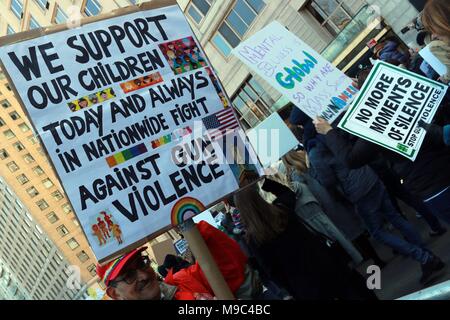 New York City, New York, USA. 24 Mär, 2018. High School Kursteilnehmer Rally in New York City und in der ganzen Nation gegen die Schule von Waffengewalt und in Solidarität mit Marjory Stoneman Douglas High School Studenten in Parkland, Florida, die Szene eines tödlichen Amoklauf, dass 17 Studenten und Dozenten am 14. tot. Februar, 2018. Schätzungsweise 800 Sat-märsche inszeniert wurde in den USA und international. Credit: G. Ronald Lopez/ZUMA Draht/Alamy leben Nachrichten Stockfoto