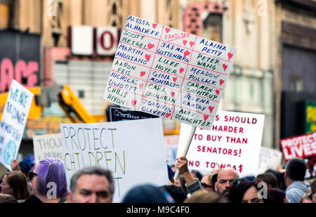 Los Angeles, Kalifornien, USA. 24 Mär, 2018. Tausende von Menschen Rally und März für gesunden Menschenverstand gun Kontrollmaßnahmen im März für unser Leben Los Angeles. Der März ist einer von 800 rund um die Welt zur Unterstützung der wichtigsten März in Washington, DC, die von den Schülern von Marjory Stoneman Douglas High School in Parkland, Florida geplant. Credit: Brian Cahn/ZUMA Draht/Alamy leben Nachrichten Stockfoto