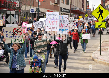 Portland, ME - März 24, 2018: Nationale Schule Arbeitsniederlegung Student Protester Holding unterzeichnen, am 24. März 2018 in Portland ME Credit: Enrico Della Pietra/Alamy leben Nachrichten Stockfoto