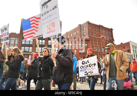 Portland, ME - März 24, 2018: Nationale Schule Arbeitsniederlegung Student Protester Holding unterzeichnen, am 24. März 2018 in Portland ME Credit: Enrico Della Pietra/Alamy leben Nachrichten Stockfoto