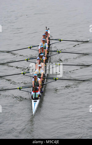 London, UK, 24. März 2018. Die Crew der Cambridge behält sich Boot, Blondie, müde aber glücklich, nachdem sie das Osiris Blondie Rennen gewonnen. Die Regatta ist eine jährliche rudern Rennen zwischen Universitäten von Oxford und Cambridge und findet alljährlich auf der Themse, zwischen Putney und Mo Quelle: Michael Preston/Alamy leben Nachrichten Stockfoto