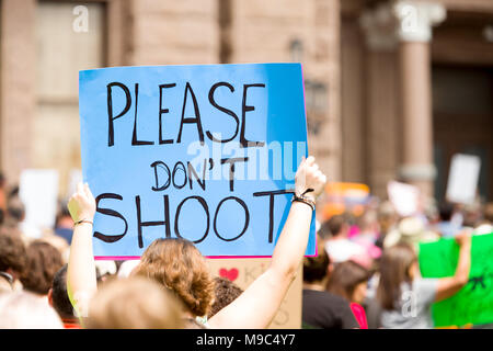 Austin, Texas, USA, 24. März 2018. Die demonstranten an der Austin Texas 'March für unser Leben", protestiert, Waffengewalt und Massenerschießungen in US-amerikanischen Schulen. Märsche in Städten in den Vereinigten Staaten abgehalten wurden, am meisten inspiriert -, die vor kurzem von der Februar 2018 Tötungen von Studenten an einer High School in Parkland, Florida durch einen ehemaligen Schüler. Stockfoto