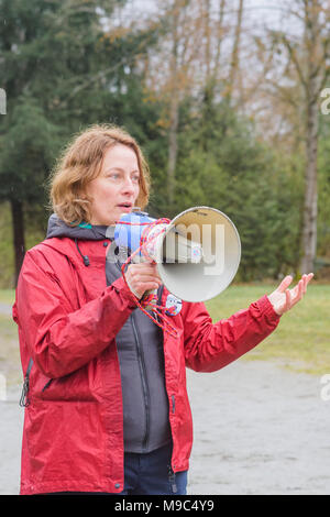 Kanadische Singer Songwriter Sarah Harmer spricht mit Masse der Demonstranten an der Blockade der Kinder Morgan Pipeline Eingang, Burnaby, British Columbia, Kanada. Quelle: Michael Wheatley/Alamy leben Nachrichten Stockfoto