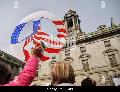 Portland, ME - März 24, 2018: Nationale Schule Arbeitsniederlegung Student Protester Holding unterzeichnen, am 24. März 2018 in Portland ME Credit: Enrico Della Pietra/Alamy leben Nachrichten Stockfoto