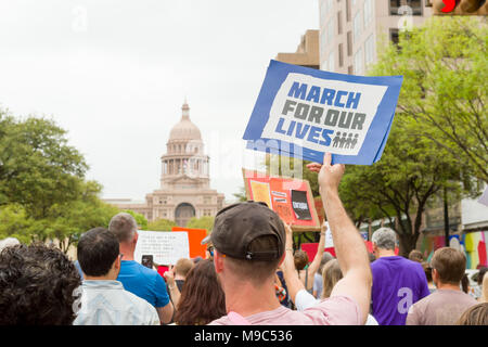 Austin, Texas, USA, 24. März 2018. Die demonstranten an der Austin Texas 'March für unser Leben", protestiert, Waffengewalt und Massenerschießungen in US-amerikanischen Schulen. Märsche in Städten in den Vereinigten Staaten abgehalten wurden, am meisten inspiriert -, die vor kurzem von der Februar 2018 Tötungen von Studenten an einer High School in Parkland, Florida durch einen ehemaligen Schüler. Stockfoto