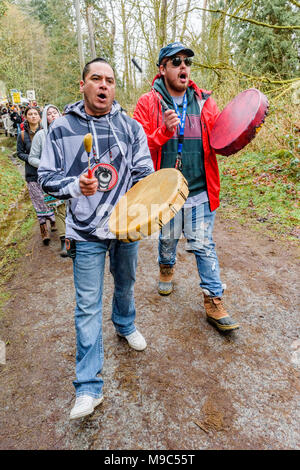 Und Zeder George der Tsleil-Waututh First Nation führen die größte Gruppe der Demonstranten in Richtung der Kinder Morgan Pipeline Eingang Blockade, Burnaby, British Columbia, Kanada. Stockfoto