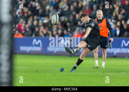 Liberty Stadium, Swansea, Wales, UK. Samstag 24. März 2018. Fischadler fliege Hälfte Dan Biggar tritt für das Ziel in das Guinness Pro 14 Match zwischen Fischadler und Leinster. Credit: gruffydd Thomas/Alamy leben Nachrichten Stockfoto