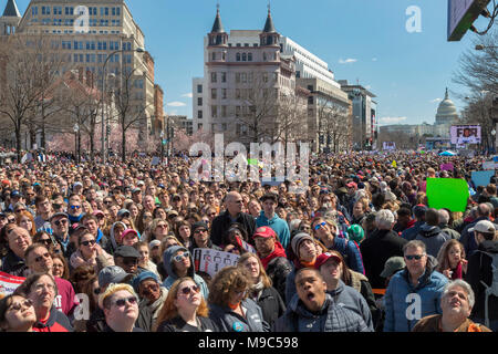 Washington, DC, USA - 24. März 2018 - Hunderte von Tausenden in der Nähe des U.S. Capitol in der 'March versammelt, für unser Leben, für ein Ende von Waffengewalt und Massenerschießungen in amerikanischen Schulen. Im März wurde von Studenten von Marjory Stoneman Douglas High School in Parkland, Florida, wo 17 Schüler und Lehrer von einem amokläufer Februar 14, 2018 getötet wurden organisiert. Quelle: Jim West/Alamy leben Nachrichten Stockfoto