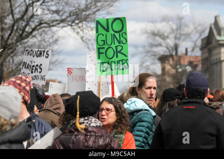 Northampton, Massachusetts, USA. 24. März, 2018. Pioneer Valley März für unser Leben. Die Marken, die in den Vereinigten Staaten und anderen Ländern am 24. März 2018 stattfand, verstärkte Unterstützung Gun Control im Zuge einer tödlichen Masse schießen auf Marjory Stoneman Douglas High School in Parkland, Florida, das viele andere tödliche Massenerschießungen in den Vereinigten Staaten gefolgt. Credit: Susan Pease/Alamy leben Nachrichten Stockfoto