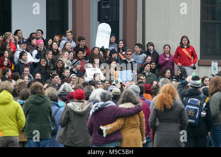 Northampton, Massachusetts, USA. 24. März, 2018. Pioneer Valley März für unser Leben. Die Marken, die in den Vereinigten Staaten und anderen Ländern am 24. März 2018 stattfand, verstärkte Unterstützung Gun Control im Zuge einer tödlichen Masse schießen auf Marjory Stoneman Douglas High School in Parkland, Florida, das viele andere tödliche Massenerschießungen in den Vereinigten Staaten gefolgt. Credit: Susan Pease/Alamy leben Nachrichten Stockfoto