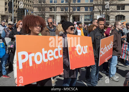 Washington, DC, USA - 24. März 2018 - Hunderte von Tausenden in der Nähe des U.S. Capitol in der 'March versammelt, für unser Leben, für ein Ende von Waffengewalt und Massenerschießungen in amerikanischen Schulen. Im März wurde von Studenten von Marjory Stoneman Douglas High School in Parkland, Florida, wo 17 Schüler und Lehrer von einem amokläufer Februar 14, 2018 getötet wurden organisiert. Quelle: Jim West/Alamy leben Nachrichten Stockfoto