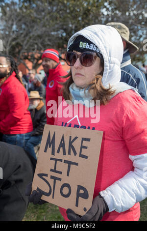 Washington, DC, USA - 24. März 2018 - Hunderte von Tausenden in der Nähe des U.S. Capitol in der 'March versammelt, für unser Leben, für ein Ende von Waffengewalt und Massenerschießungen in amerikanischen Schulen. Im März wurde von Studenten von Marjory Stoneman Douglas High School in Parkland, Florida, wo 17 Schüler und Lehrer von einem amokläufer Februar 14, 2018 getötet wurden organisiert. Quelle: Jim West/Alamy leben Nachrichten Stockfoto