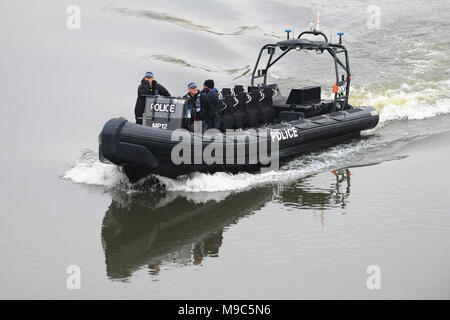 London, UK, 24. März 2018. Ein Polizei RIB (Rigid Inflatable Boat) auf Patrouille auf der Themse kurz vor Beginn der Oxford und Cambridge Regatten. Quelle: Michael Preston/Alamy leben Nachrichten Stockfoto