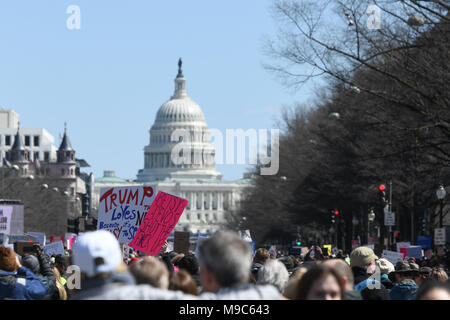 Washington, DC, USA. 24 Mär, 2018. Fast 800.000 Demonstranten märz hinunter Pennsylvania Avenue im März für ihr Leben Protest und März für Waffenbesitz in den Vereinigten Staaten, an der Pennsylvania Avenue in Washington DC statt. Credit: Csm/Alamy leben Nachrichten Stockfoto