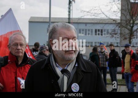 Kandel, Deutschland. 24. März 2018. Kurt Beck, der ehemalige Ministerpräsident von Rheinland-Pfalz, ist bei der Eröffnung Rallye. Rund 2.000 Antifaschisten aus verschiedenen politischen Parteien und Organisationen durch die Stadt Kandel marschierten, ihren Widerstand gegen den Marsch der rechten AfD-Partei, die an der gleichen Zeit und die Erinnerung an den Mord an einem Mädchen Ende letzten Jahres durch einen Asylbewerber eingesetzt, als Vorwand für einen rechtsradikalen und rassistischen Protest zu zeigen. Der Protest wurde von der rheinland-pfaelzischen Ministerpraesident Malu Dreyer und Politiker aus allen besetzten Stockfoto
