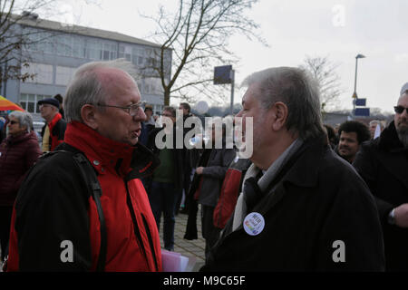 Kandel, Deutschland. 24. März 2018. Kurt Beck (rechts), der ehemalige Ministerpräsident von Rheinland-Pfalz, spricht mit einem Mann bei der Eröffnung Rallye. Rund 2.000 Antifaschisten aus verschiedenen politischen Parteien und Organisationen durch die Stadt Kandel marschierten, ihren Widerstand gegen den Marsch der rechten AfD-Partei, die an der gleichen Zeit und die Erinnerung an den Mord an einem Mädchen Ende letzten Jahres durch einen Asylbewerber eingesetzt, als Vorwand für einen rechtsradikalen und rassistischen Protest zu zeigen. Der Protest wurde von der rheinland-pfaelzischen Ministerpraesident Malu Dreyer und Politiker besucht Stockfoto