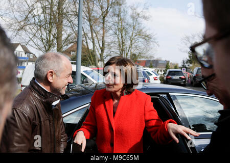 Kandel, Deutschland. 24. März 2018. Malu Dreyer, Ministerpräsident von Rheinland-Pfalz, und ihr Mann Klaus Jensen, Oberbürgermeister der Stadt Trier, bei der Kundgebung. Rund 2.000 Antifaschisten aus verschiedenen politischen Parteien und Organisationen durch die Stadt Kandel marschierten, ihren Widerstand gegen den Marsch der rechten AfD-Partei, die an der gleichen Zeit und die Erinnerung an den Mord an einem Mädchen Ende letzten Jahres durch einen Asylbewerber eingesetzt, als Vorwand für einen rechtsradikalen und rassistischen Protest zu zeigen. Der Protest wurde von der rheinland-pfaelzischen Minister - der Sudetendeutschen wies Schroeder besucht Stockfoto