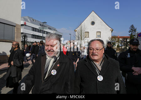 Kandel, Deutschland. 24. März 2018. Kurt Beck (rechts), der ehemalige Ministerpräsident von Rheinland-Pfalz, Spaziergänge im März. Rund 2.000 Antifaschisten aus verschiedenen politischen Parteien und Organisationen durch die Stadt Kandel marschierten, ihren Widerstand gegen den Marsch der rechten AfD-Partei, die an der gleichen Zeit und die Erinnerung an den Mord an einem Mädchen Ende letzten Jahres durch einen Asylbewerber eingesetzt, als Vorwand für einen rechtsradikalen und rassistischen Protest zu zeigen. Der Protest wurde von der rheinland-pfaelzischen Ministerpraesident Malu Dreyer und Politiker aus aller democr besucht Stockfoto