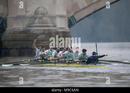 Putney, UK, 24. März 2018. Boat Race Praxis Outing. Oxford University Boat Club Cambridge University Boat Club auf der traditionellen Tideway Themse Kurs. Credit: Duncan Grove/Alamy leben Nachrichten Stockfoto