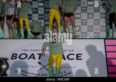 Putney, UK, 24. März 2018. Boat Race Praxis Outing. Oxford University Boat Club Cambridge University Boat Club auf der traditionellen Tideway Themse Kurs. Credit: Duncan Grove/Alamy leben Nachrichten Stockfoto