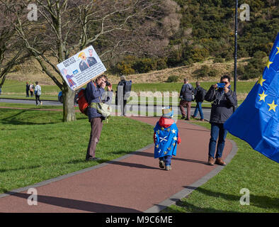 Edinburgh, Schottland, 24. März 2018, Kind verkleidet mit Europäischen Flagge Kap im März für Europa Demonstration in Edinburgh, Großbritannien. Kredit JJ Walters/Alamy leben Nachrichten Stockfoto