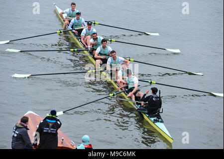 London, UK, 24. März 2018. Die Crew der Cambridge Blau Boot suchen, müde aber glücklich, nachdem sie von der Cancer Research UK Männer Boot Rennen gewonnen. Die Regatta ist eine jährliche rudern Rennen zwischen Universitäten von Oxford und Cambridge und findet alljährlich auf der Themse, zwischen Putney und Mort Credit: Michael Preston/Alamy leben Nachrichten Stockfoto