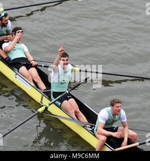 London, UK, 24. März 2018. Finn Meeks, 6 (USA, Hughes Hall) auf Zuschauer und was eine "Nr. 1" guesture kurz nach der Cambridge Männer der Cancer Research UK Männer Boot Rennen gewonnen. Der Sieg Tally zwischen den Universitäten war Camb Credit: Michael Preston/Alamy leben Nachrichten Stockfoto