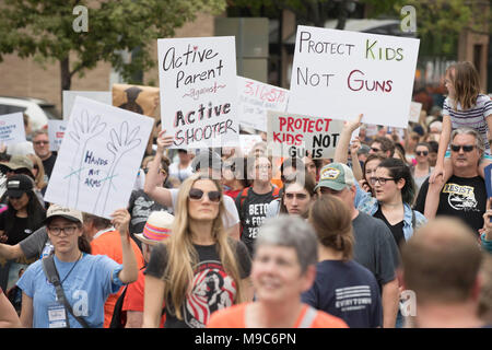 Fast 10.000 Demonstranten in der Innenstadt von Austin am State Capitol im März für unser Leben, protestieren gun Gewalt in der Schule Massenerschießungen. Stockfoto