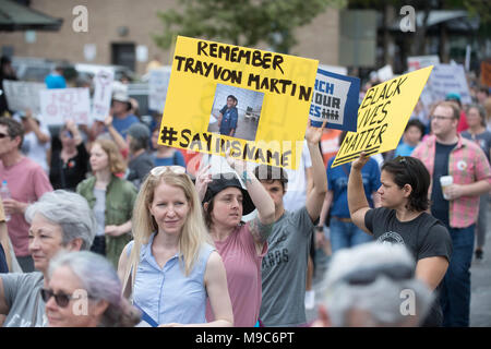 Fast 10.000 Demonstranten in der Innenstadt von Austin am State Capitol im März für unser Leben, protestieren gun Gewalt in der Schule Massenerschießungen. Stockfoto