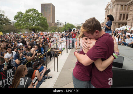 Marjory Stoneman Douglas HS senior Jack Haimowitz mit seiner Mutter, nachdem er die fast 10.000 Demonstranten konvergieren am State Capitol Samstag am März für unser Leben protestieren gun Gewalt in der Schule Massenerschießungen einschließlich Park, FL, im Februar 2018 angesprochen. Stockfoto