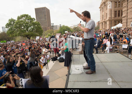 Schauspieler Matthew McConaughey, mit Tochter Vida, spricht zu den fast 10.000 Demonstranten, die an der Texas State Capitol im März für unser Leben protestieren gun Gewalt in der Schule Massenerschießungen einschließlich Parkland, Florida im Februar 2018 angenähert. Stockfoto