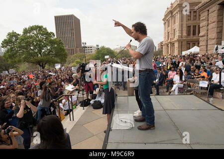 Schauspieler Matthew McConaughey, mit Tochter Vida, spricht zu den fast 10.000 Demonstranten, die an der Texas State Capitol im März für unser Leben protestieren gun Gewalt in der Schule Massenerschießungen einschließlich Parkland, Florida im Februar 2018 angenähert. Stockfoto