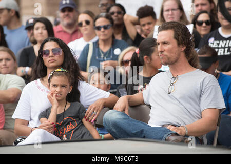 Schauspieler Matthew McConaughey, mit Frau Camila Alves und Tochter Vida, wartet auf die fast 10.000 Demonstranten, die an der Texas State Capitol im März für unser Leben protestieren gun Gewalt in der Schule Massenerschießungen einschließlich Parkland, Florida im Februar 2018 Converged zu sprechen. Stockfoto