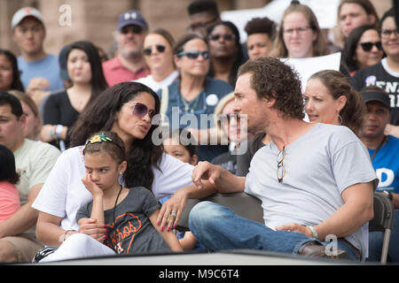 Schauspieler Matthew McConaughey, mit Frau Camila Alves und Tochter Vida, wartet auf die fast 10.000 Demonstranten, die an der Texas State Capitol im März für unser Leben protestieren gun Gewalt in der Schule Massenerschießungen einschließlich Parkland, Florida im Februar 2018 Converged zu sprechen. Stockfoto