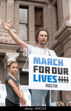 Schauspieler Matthew McConaughey, mit Tochter Vida, spricht zu den fast 10.000 Demonstranten, die an der Texas State Capitol im März für unser Leben protestieren gun Gewalt in der Schule Massenerschießungen einschließlich Parkland, Florida im Februar 2018 angenähert. Stockfoto