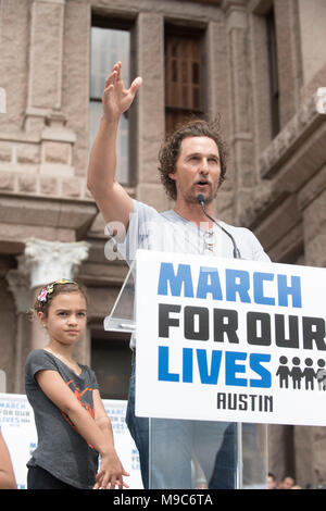 Schauspieler Matthew McConaughey, mit Tochter Vida, spricht zu den fast 10.000 Demonstranten, die an der Texas State Capitol im März für unser Leben protestieren gun Gewalt in der Schule Massenerschießungen einschließlich Parkland, Florida im Februar 2018 angenähert. Stockfoto