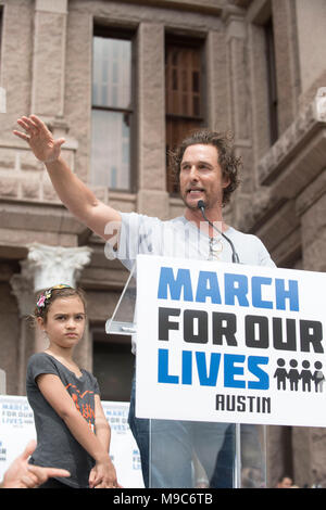 Schauspieler Matthew McConaughey, mit Tochter Vida, spricht zu den fast 10.000 Demonstranten, die an der Texas State Capitol im März für unser Leben protestieren gun Gewalt in der Schule Massenerschießungen einschließlich Parkland, Florida im Februar 2018 angenähert. Stockfoto