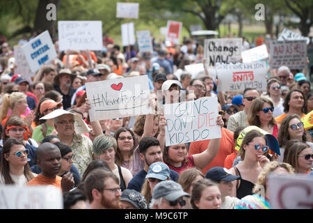 Fast 10.000 Demonstranten in der Innenstadt von Austin am State Capitol im März für unser Leben, protestieren gun Gewalt in der Schule Massenerschießungen. Stockfoto