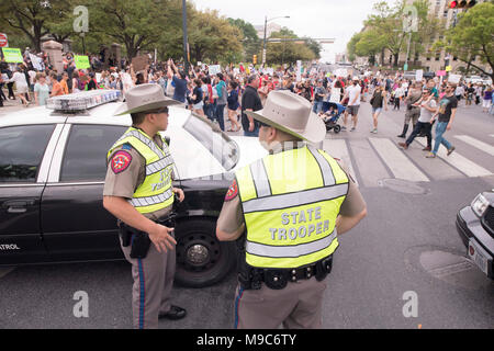 Texas State Troopers in Warnwesten halten Sie ein Auge auf Massen wie fast 10.000 Demonstranten konvergieren am State Capitol im März für unser Leben protestieren gun Gewalt in der jüngsten Massenerschießungen. Stockfoto