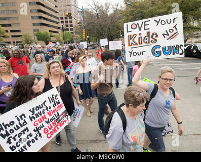 Fast 10.000 Demonstranten in der Innenstadt von Austin am State Capitol im März für unser Leben, protestieren gun Gewalt in der Schule Massenerschießungen. Stockfoto