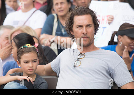 Schauspieler Matthew McConaughey, mit Frau Camila Alves und Tochter Vida, wartet auf die fast 10.000 Demonstranten, die an der Texas State Capitol im März für unser Leben protestieren gun Gewalt in der Schule Massenerschießungen einschließlich Parkland, Florida im Februar 2018 Converged zu sprechen. Stockfoto