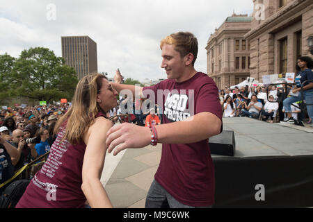 Marjory Stoneman Douglas HS senior Jack Haimowitz mit seiner Mutter, nachdem er die fast 10.000 Demonstranten konvergieren am State Capitol Samstag am März für unser Leben protestieren gun Gewalt in der Schule Massenerschießungen einschließlich Park, FL, im Februar 2018 angesprochen. Stockfoto