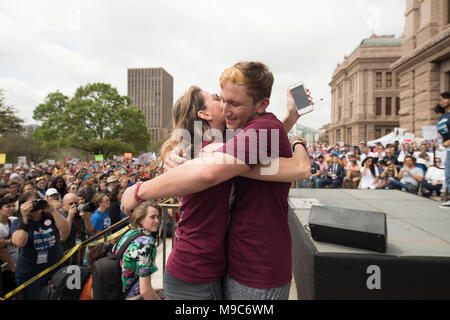 Marjory Stoneman Douglas HS senior Jack Haimowitz mit seiner Mutter, nachdem er die fast 10.000 Demonstranten konvergieren am State Capitol Samstag am März für unser Leben protestieren gun Gewalt in der Schule Massenerschießungen einschließlich Park, FL, im Februar 2018 angesprochen. Stockfoto