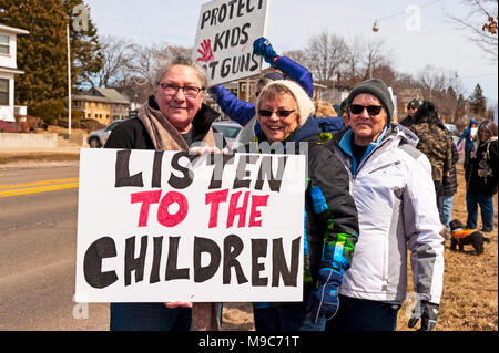 Ludington, Michigan, USA. 24. März 2018. März für unser Leben Demonstranten ihre Unterstützung für die Gun Control zeigen im Zuge der Marjory Stoneman Douglas High School shooting in Parkland, Florida, USA am 14. Februar. Kredit, Jeffrey Wickett/Alamy Leben Nachrichten. Stockfoto