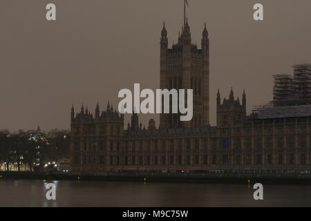 London, UK, 24. März 2018. Foto der Palast von Westminster/die Häuser des Parlaments mit den Lichtern stellte sich heraus, dass für den Tag der Erde 2018 Stockfoto