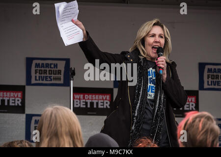 Reno, Nevada, USA. 24 Mär, 2018. KRIS BRAUN, Ko-präsident der nördlichen Nevada Kapitel der Brady Kampagne, um zu verhindern, dass Waffengewalt spricht eine große Menschenmenge in der Reno City Plaza entlang der Truckee River im März gesammelt für unser Leben Veranstaltung in Reno, Nevada, am Samstag, dem 24. März 2018. Credit: Tracy Barbutes/ZUMA Draht/Alamy leben Nachrichten Stockfoto