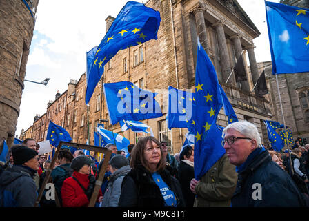 Edinburgh, Lothian, Großbritannien. 24 Mär, 2018. Flaggen von Demonstranten schwenkten vor einem Pro-EU-protest.Organized durch Europäische Bewegung in Schottland sowie die Junge Europäische Bewegung aus Edinburgh, Demonstranten nahmen die Straße der 1. Jahrestag des Artikel 50 zu markieren und eine '' "Demokratie auf Brexit" in Edinburgh Straßen. Credit: Stewart Kirby/SOPA Images/ZUMA Draht/Alamy leben Nachrichten Stockfoto