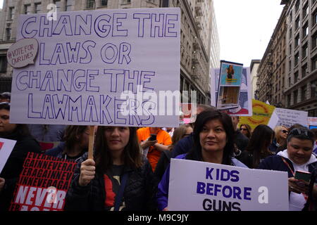 24. März 2018, Los Angeles, Kalifornien die Veranstaltung March for Our Lives in Los Angeles war Teil einer landesweiten Bewegung, die sich für strengere Waffenkontrollgesetze einsetzte. Diese Bewegung wurde durch die tragische Schießerei an der Marjory Stoneman Douglas High School in Parkland, Florida, ausgelöst, bei der 17 Menschen ums Leben kamen. In Los Angeles versammelten sich etwa 60.000 Menschen in der Innenstadt, um am marsch teilzunehmen. Die Veranstaltung war geprägt von leidenschaftlichen Reden, starken Zeichen und einem starken Gemeinschaftsgefühl unter den Teilnehmern. Die Demonstranten forderten eine umfassende Waffenreform, einschließlich allgemeiner Hintergrundüberprüfungen. Stockfoto