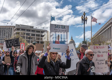 San Francisco, USA. 24. März, 2018. März für unser Leben Rally und März für Pistole Steuerung aufgerufen und am Ende Waffengewalt; eine Frau, die Märsche, die ein Schild mit der Aufschrift "Schwester durch einen 16-jährigen getötet mit Angriff 12/31/17 Gewehr' und endet mit dem Hashtag #genug (genug). Shelly Rivoli/Alamy leben Nachrichten Stockfoto